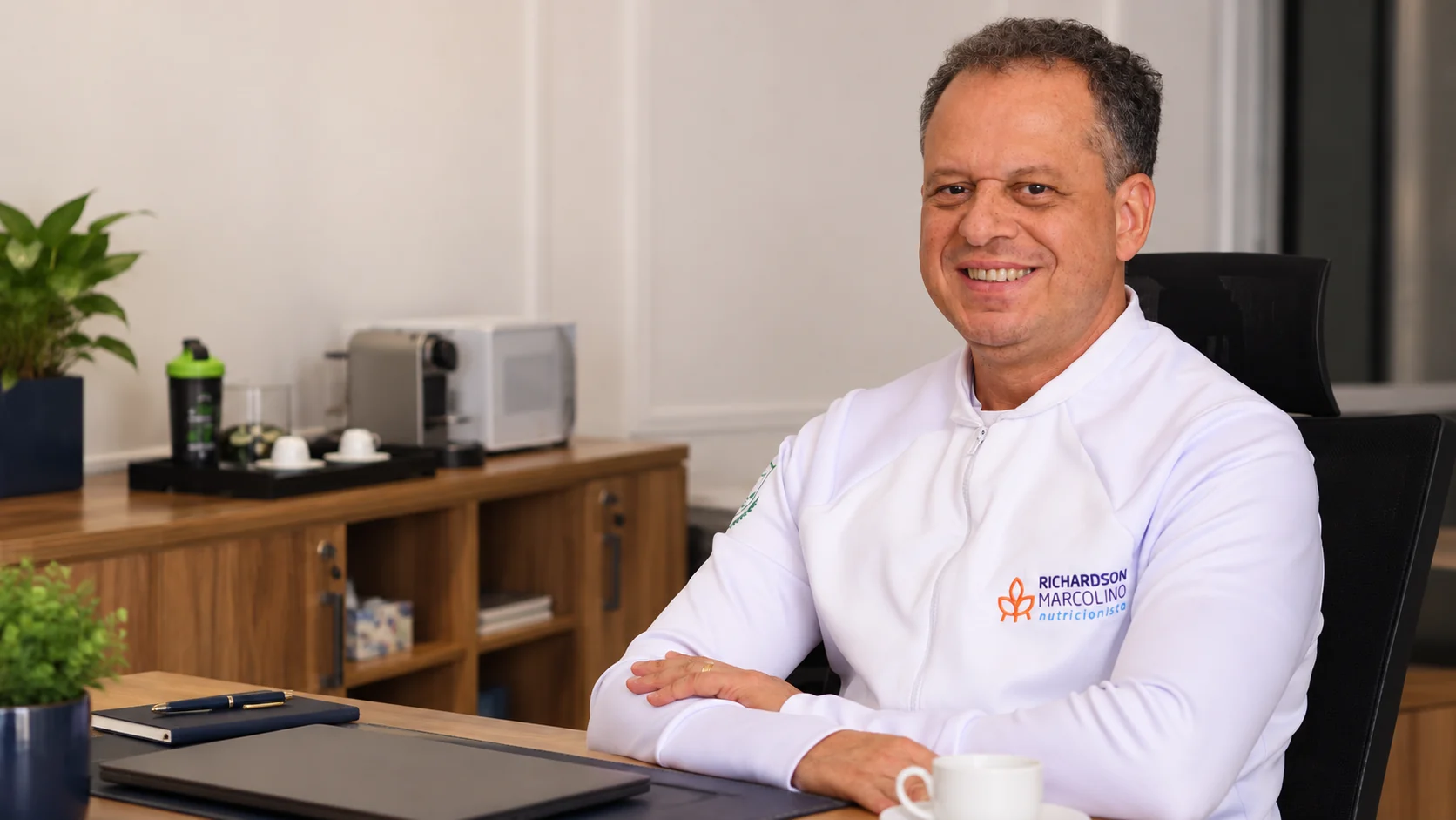 Composição editorial de Richardson Marcolino inspirada em seu consultório