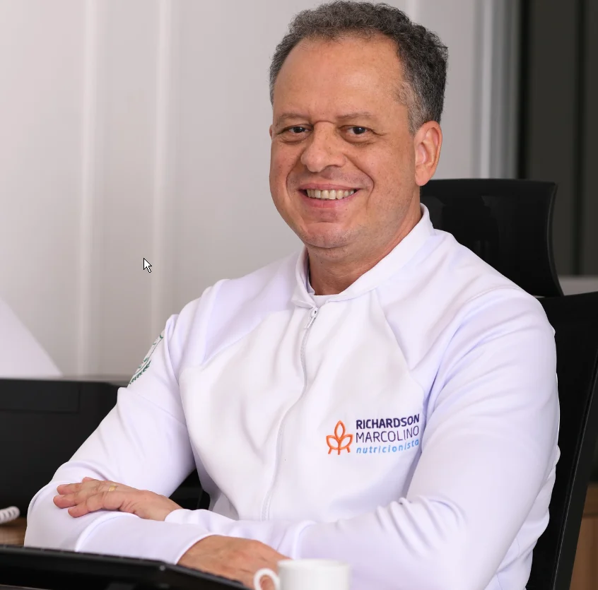 Richardson Marcolino sentado em seu ambiente de atendimento